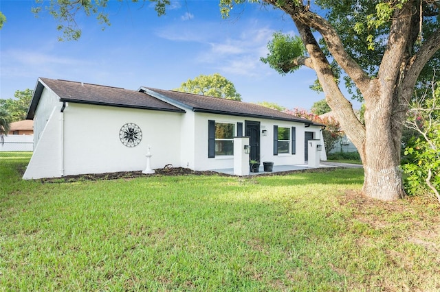 single story home with a front lawn