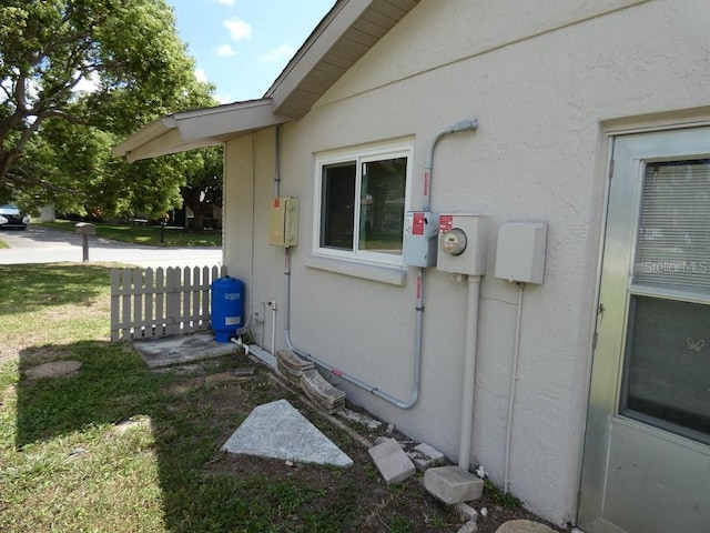 view of side of property featuring a lawn