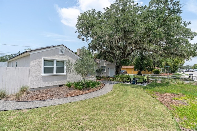 view of front of house featuring a front lawn