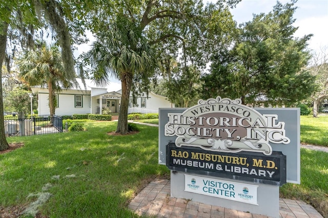 community / neighborhood sign featuring a yard