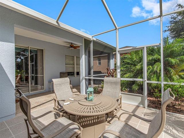 sunroom with ceiling fan