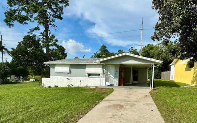 view of front of house featuring a front lawn and a carport