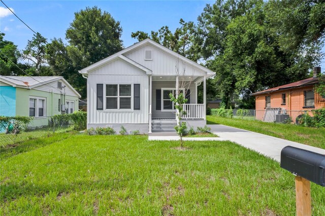 view of front facade with covered porch and a front lawn