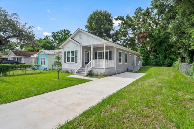 view of front of property featuring a front yard and a porch