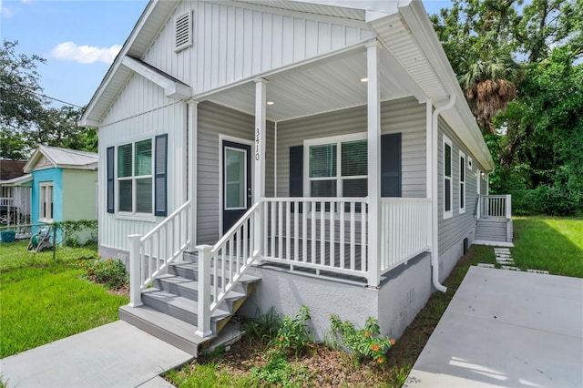 view of front of house with a front yard and covered porch