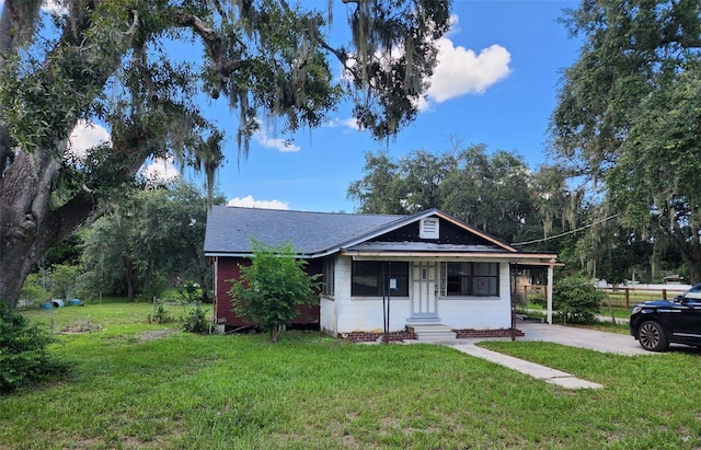 view of front of house featuring a front yard