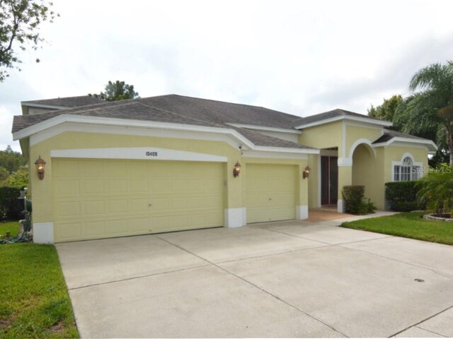 view of front of house featuring a garage