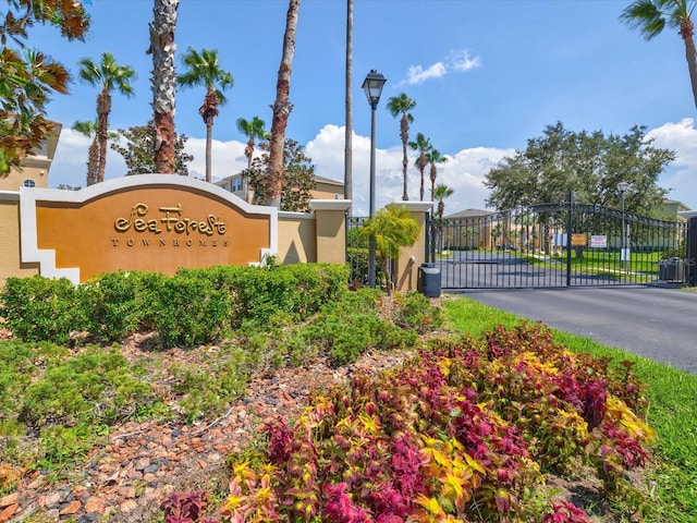 view of community / neighborhood sign