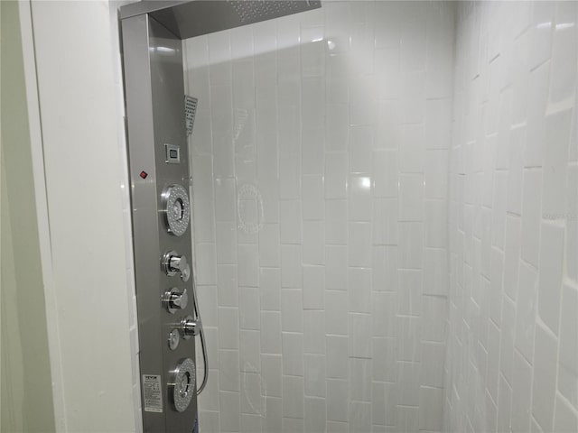 full bath featuring tiled shower