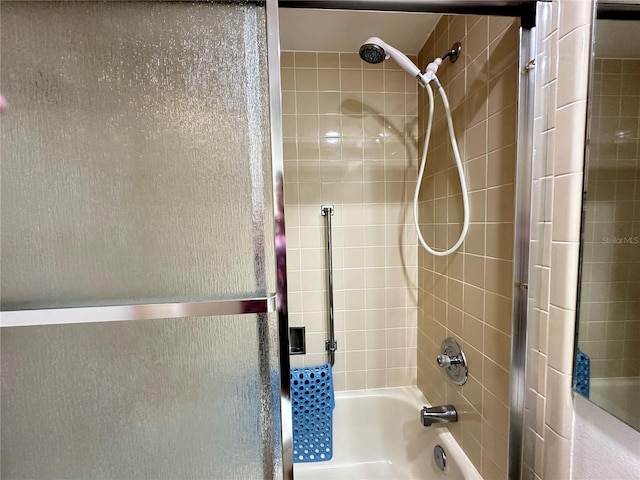 bathroom featuring tiled shower / bath