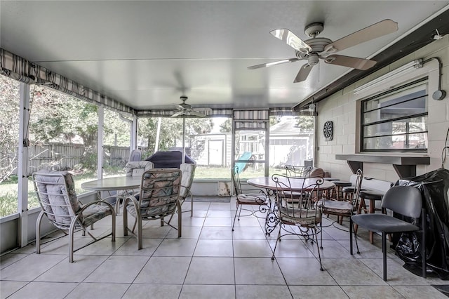 sunroom with ceiling fan