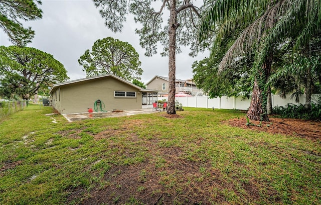 view of yard featuring a patio