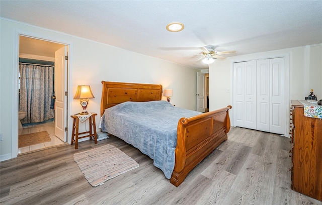 bedroom featuring a closet, a textured ceiling, ceiling fan, and light hardwood / wood-style floors