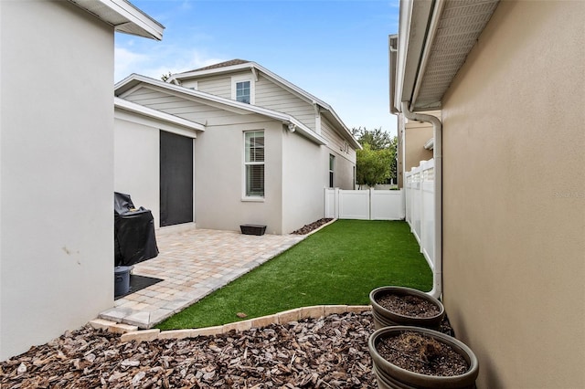 view of yard featuring a patio