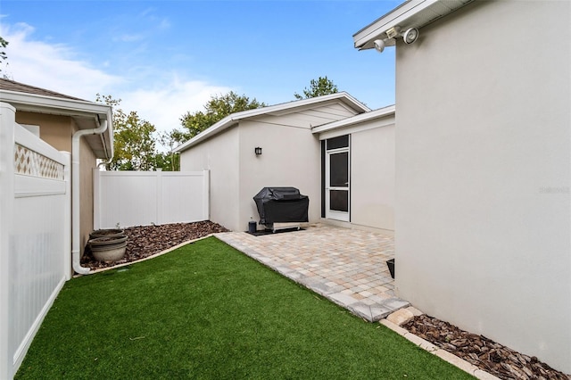 view of yard featuring a patio