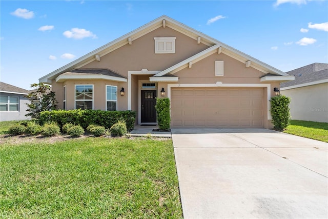 view of front of property featuring a front lawn