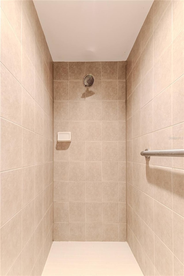 bathroom featuring tiled shower