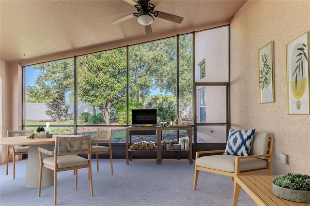 sunroom with ceiling fan