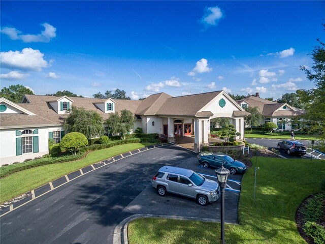 view of front of property featuring a front lawn