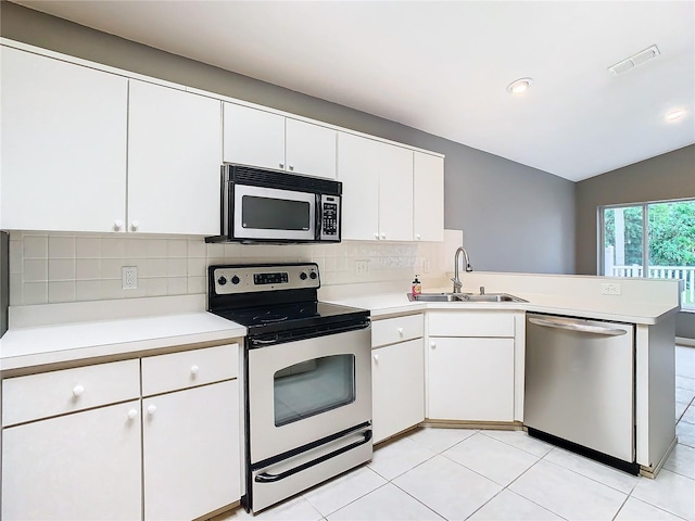 kitchen with stainless steel appliances, a peninsula, a sink, visible vents, and light countertops