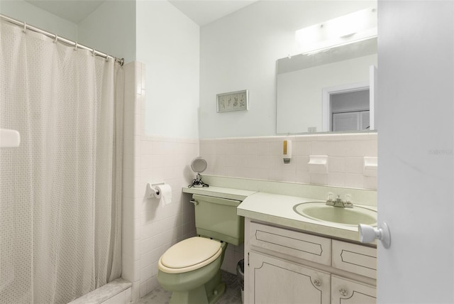 full bathroom with tile walls, toilet, vanity, and tasteful backsplash