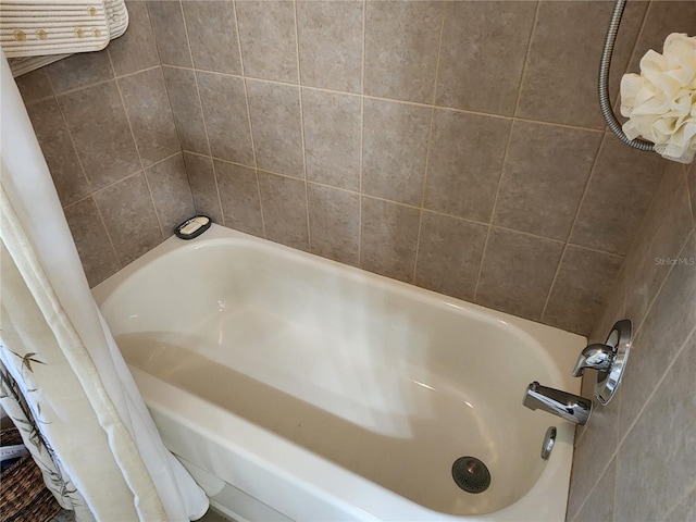 bathroom featuring shower / tub combo