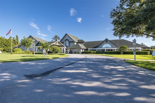 view of front facade featuring a front yard