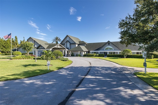 view of front facade with a front lawn