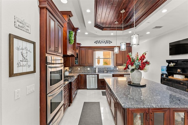 kitchen with a tray ceiling, stainless steel appliances, visible vents, backsplash, and ornamental molding