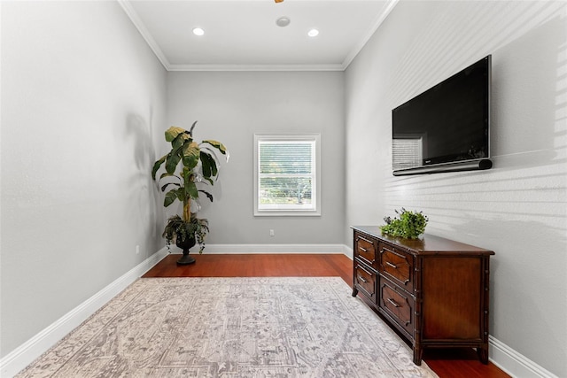 sitting room with baseboards, recessed lighting, wood finished floors, and crown molding