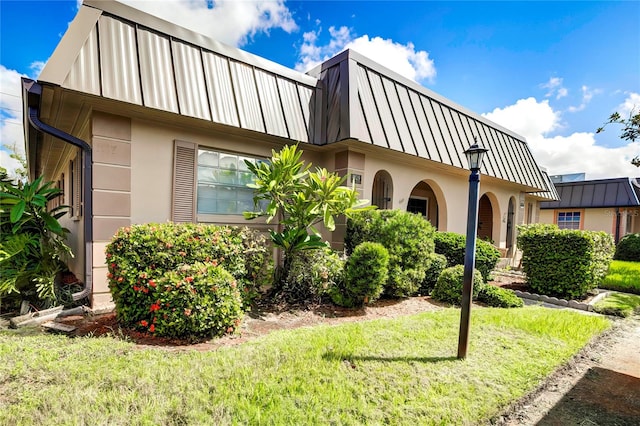 view of front of house featuring a front lawn