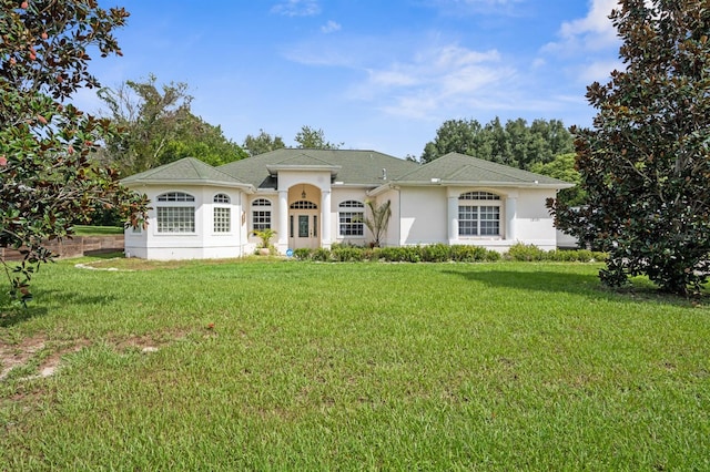 single story home featuring a front lawn