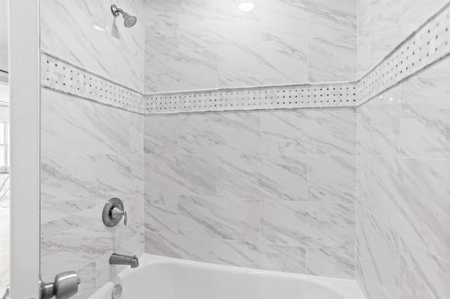 bathroom with tiled shower / bath combo