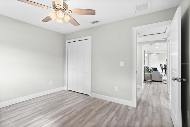 bedroom featuring light hardwood / wood-style flooring, ceiling fan, and a closet