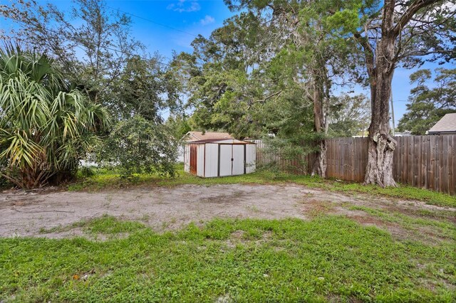 view of yard featuring a shed