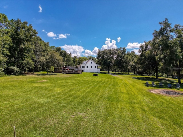 view of yard featuring a rural view