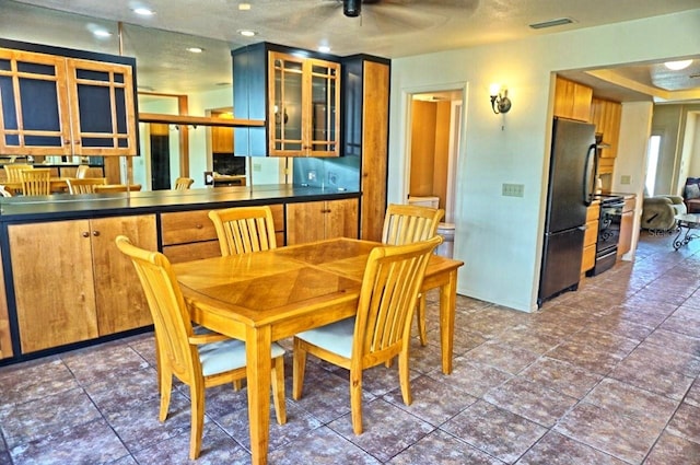 dining room with ceiling fan