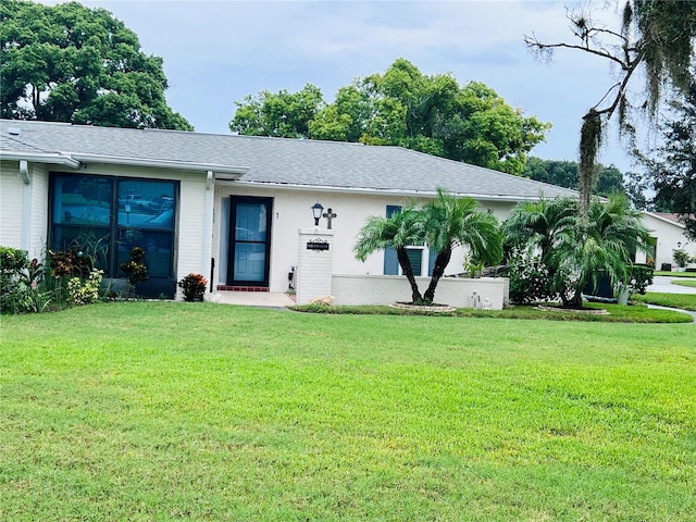 single story home with a front lawn