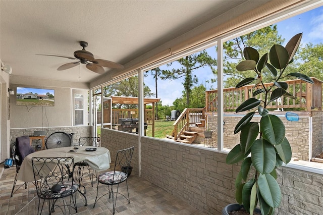 sunroom with ceiling fan