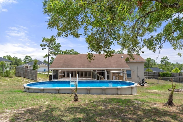 view of swimming pool featuring a lawn