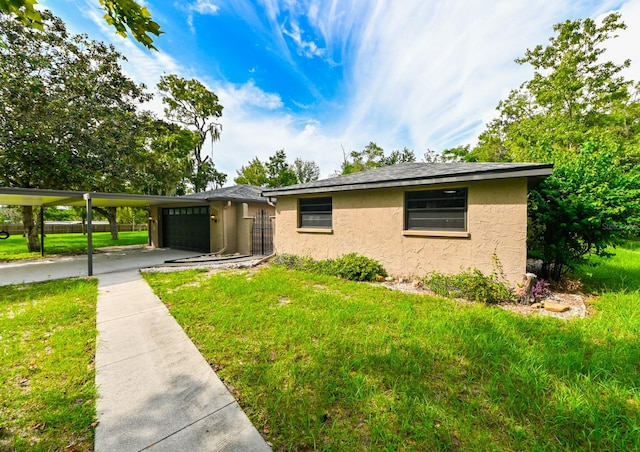 view of front of property featuring a garage, a carport, and a front yard