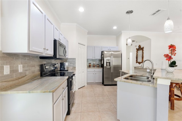 kitchen with hanging light fixtures, stainless steel appliances, sink, and tasteful backsplash