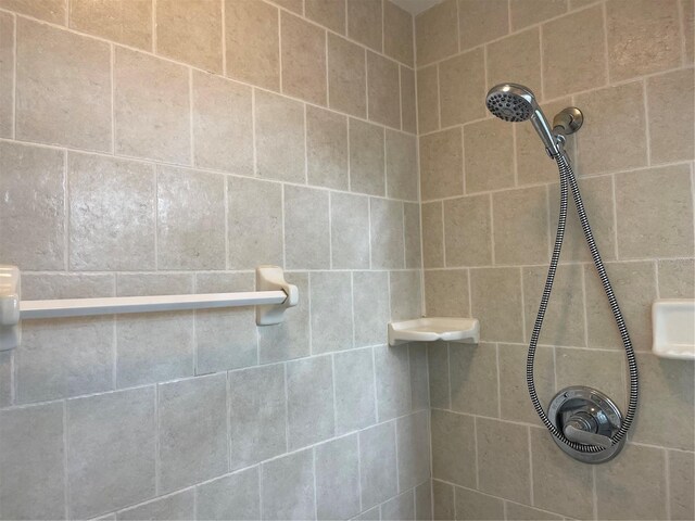 bathroom featuring a tile shower