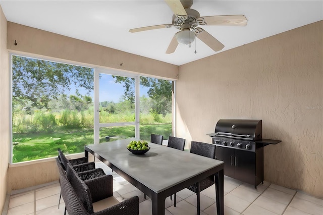 sunroom with ceiling fan