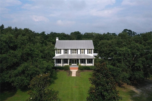 colonial inspired home featuring a front lawn