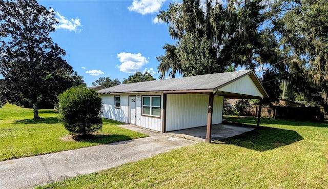 view of front of property featuring a carport and a front lawn