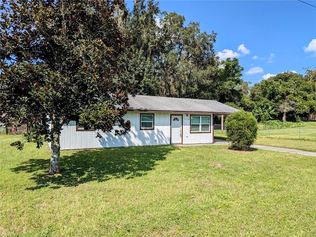 view of front of property featuring a front lawn