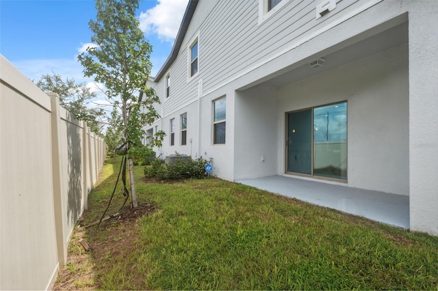 view of yard featuring a patio