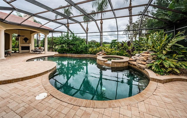 9943 Milano Dr, Trinity, FL 34655 - view of swimming pool featuring a pool with connected hot tub, a fireplace, a lanai, a patio, and ceiling fan