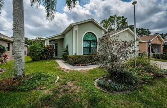 view of front facade featuring a front lawn